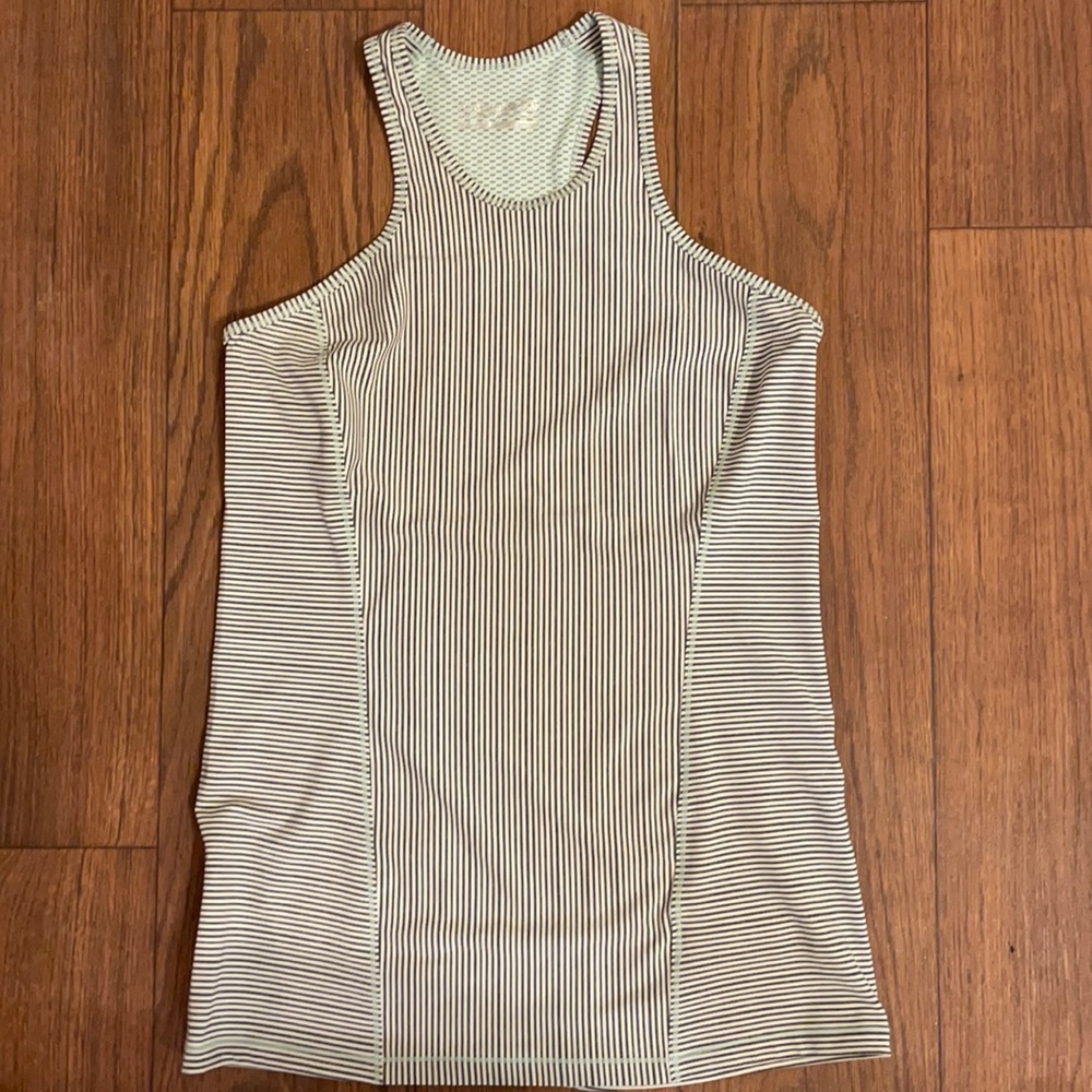 Avalanche Workout Top Size Medium